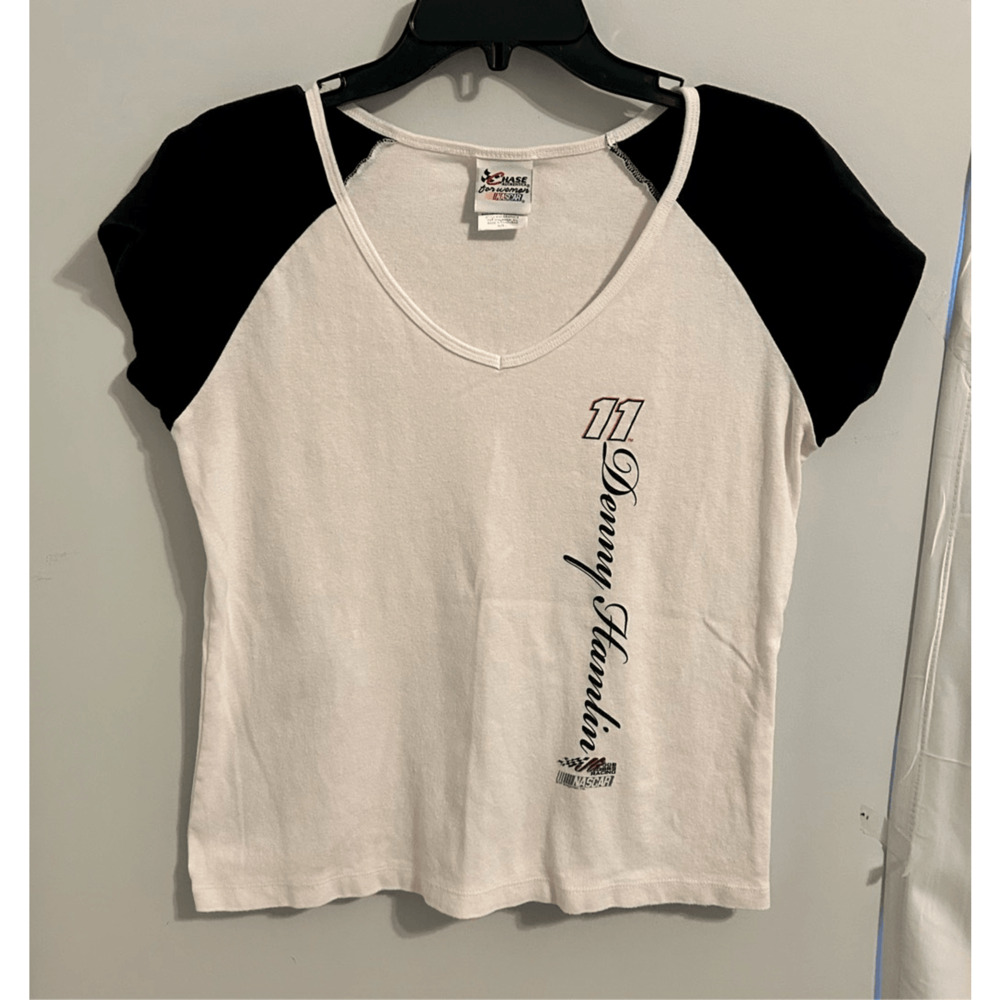 Denny Hamlin Women’s NASCAR V-neck T-Shirt Chase Authentics Sz L White & Black.